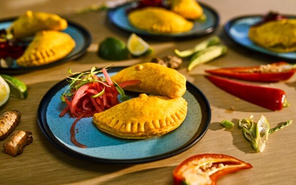 Virgin Voyages realza viajes en alta mar y en tierra con chefs Rashida Holmes y Brad Farmerie