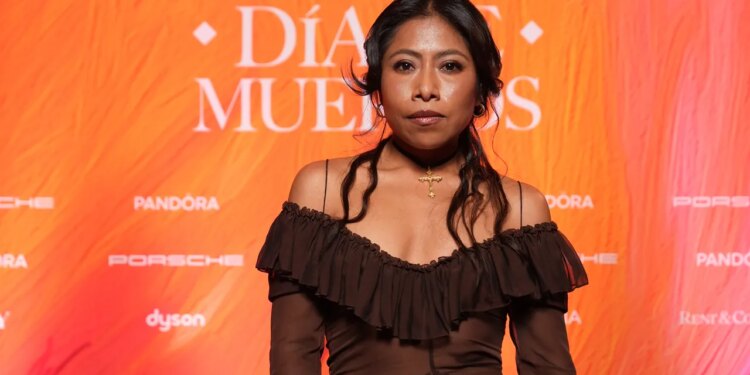 Yalitza Aparicio luce elegante con un vestido boho en la Gala Vogue de Día de Muertos 2026