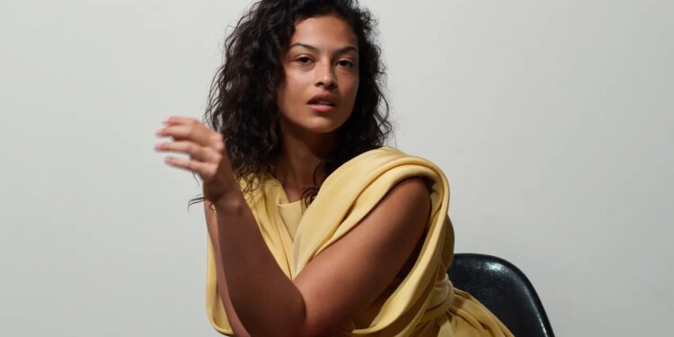 Zapatos bicolor elegantes: Se llevarán con con pantalones, faldas y jeans en otoño 2026