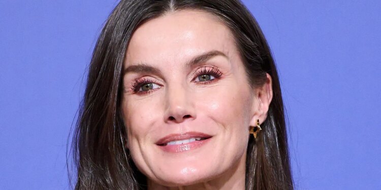 Zapatos de tacón negros inspirados en la reina Letizia: Así se llevan con faldas, vestidos y pantalones en otoño 2026