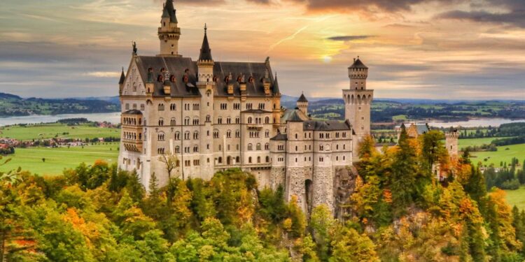 ¿Dónde viajar este otoño? Cinco destinos por todo el mundo con los paisajes otoñales más coloridos
