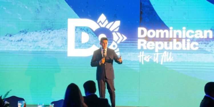 ¿Cuál es la estrategia de David Collado en el roadshow 124 para promover el turismo dominicano?