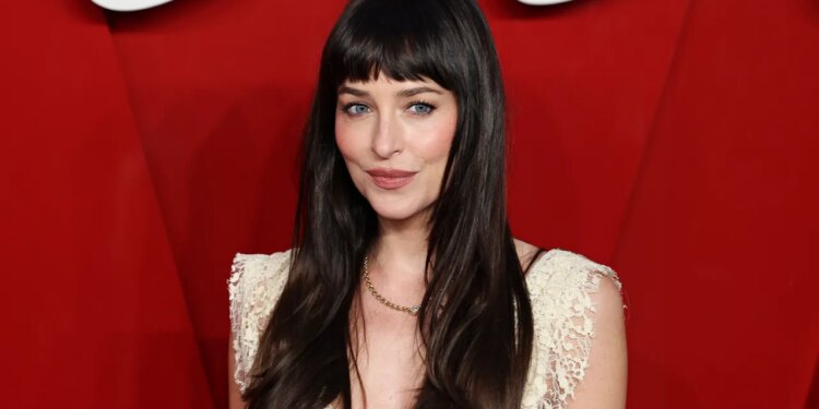 ¿El fleco de Dakota Johnson es tendencia? Sí y aquí te compartimos 3 trucos para descubrir si te queda bien