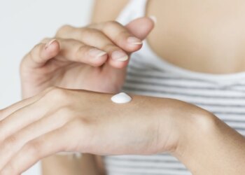 ¿Se puede perder un vuelo por una crema? Una azafata revela algo que casi ningún pasajero conoce