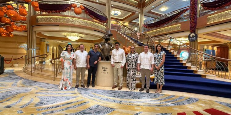 Los ministros José Ignacio Paliza y David Collado visitaron el crucero.