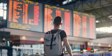 ¿Vuelo cancelado? Expertos comparten 7 consejos para conseguir una nueva reserva y evitar gastos adicionales